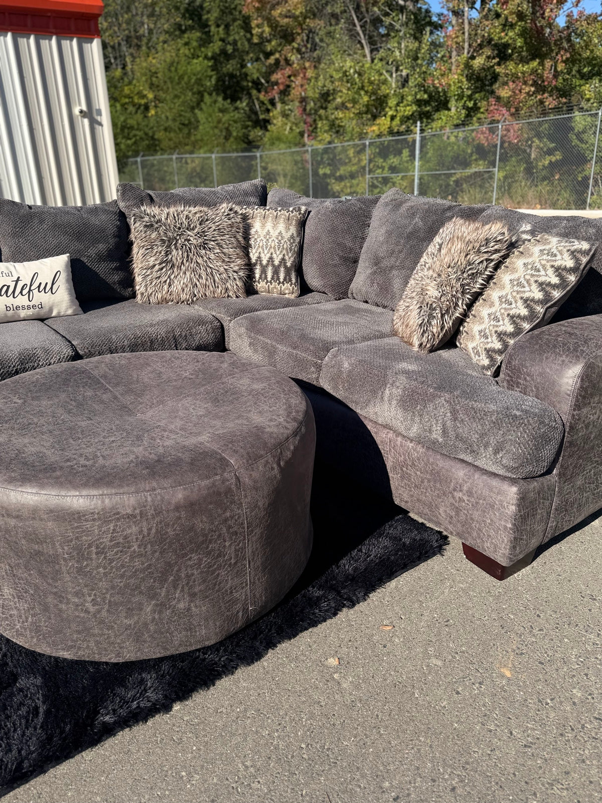 Ashley Two-Tone U-Shape Sectional, photo 7