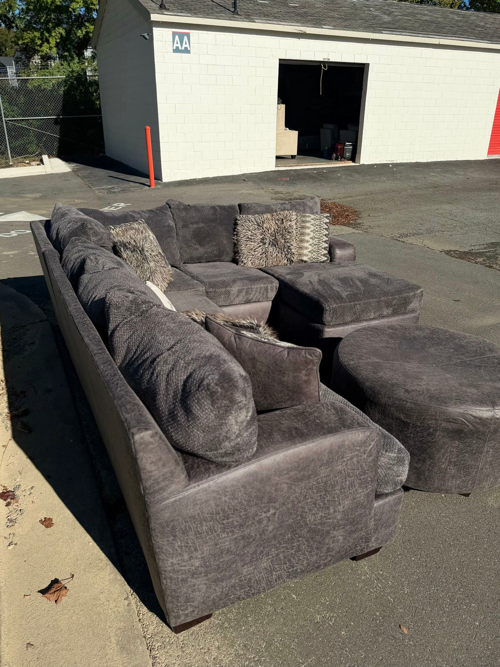 Ashley Two-Tone U-Shape Sectional, photo 10