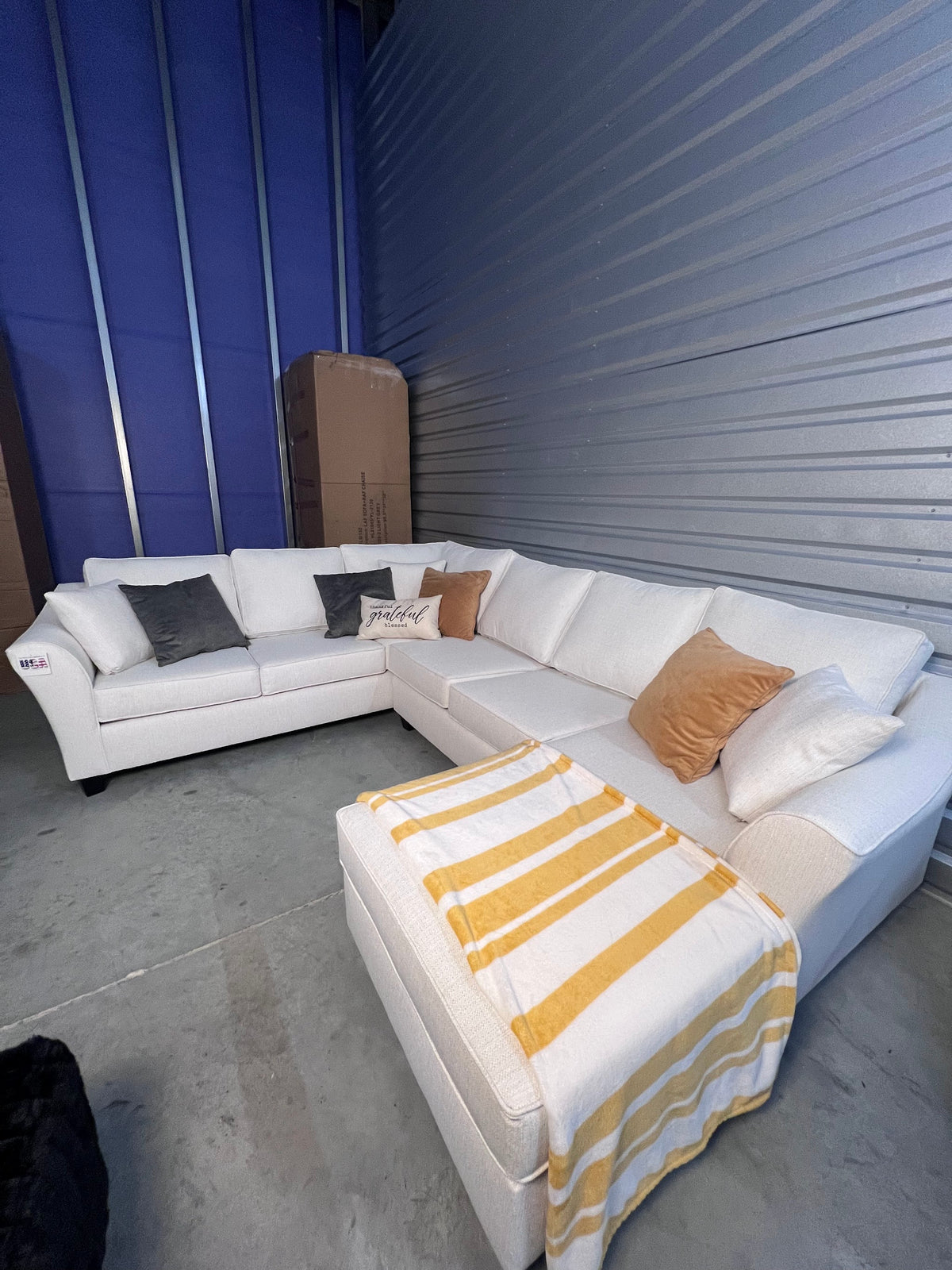 White U-shape sectional, right chaise, chaise detail