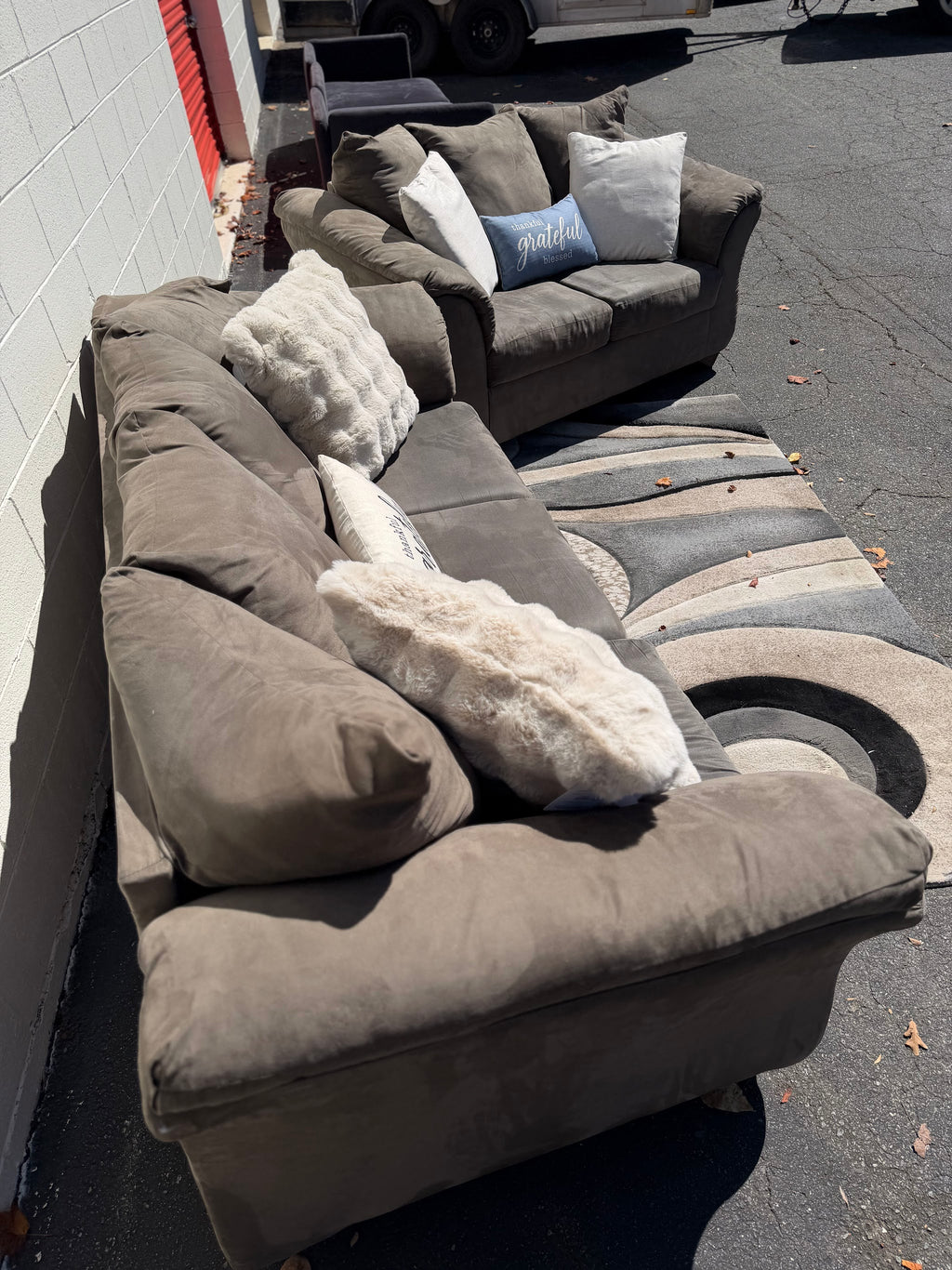 Ashley Darcy Sofa & Loveseat Set, photo 6
