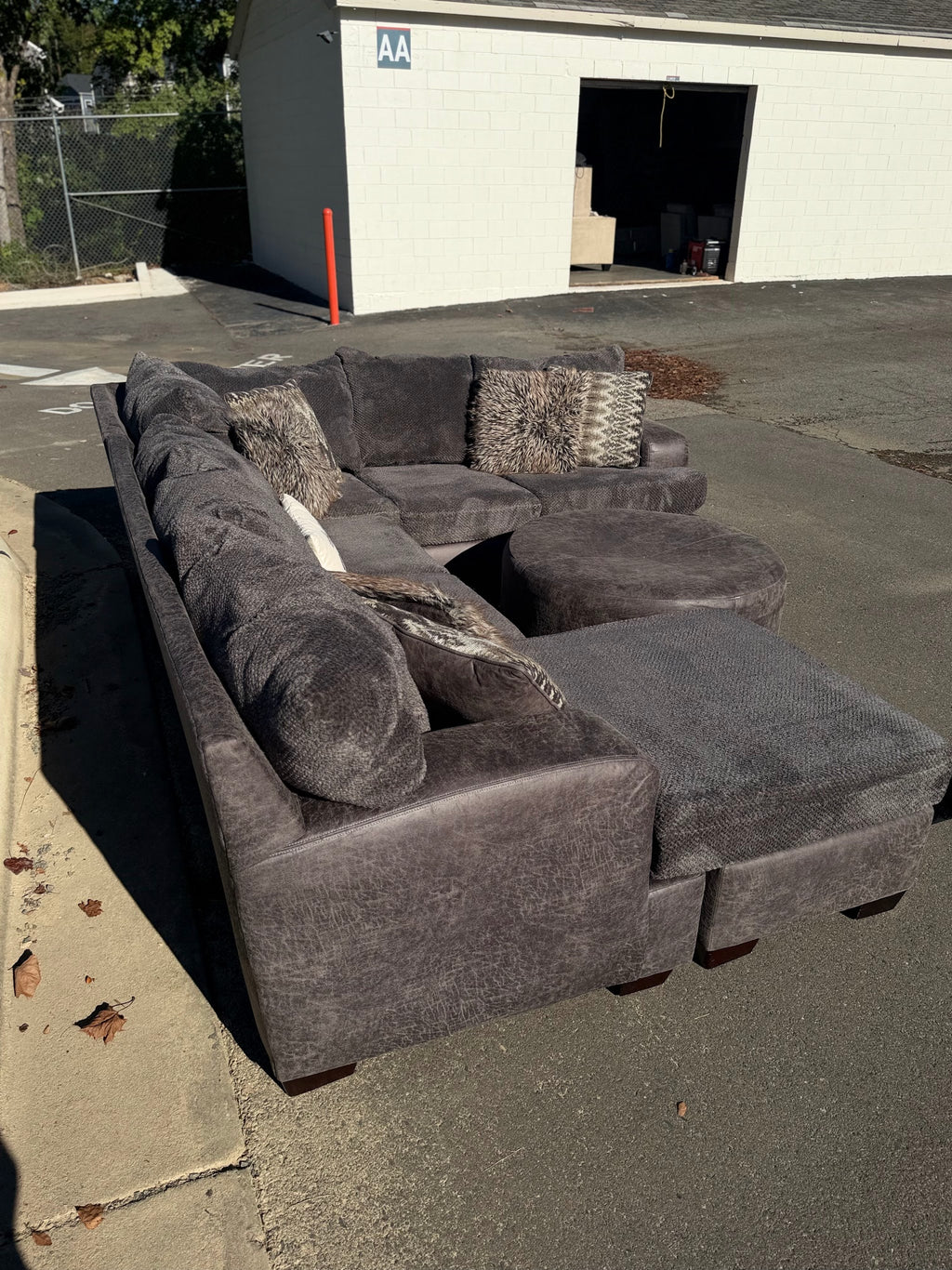Ashley Two-Tone U-Shape Sectional, photo 5