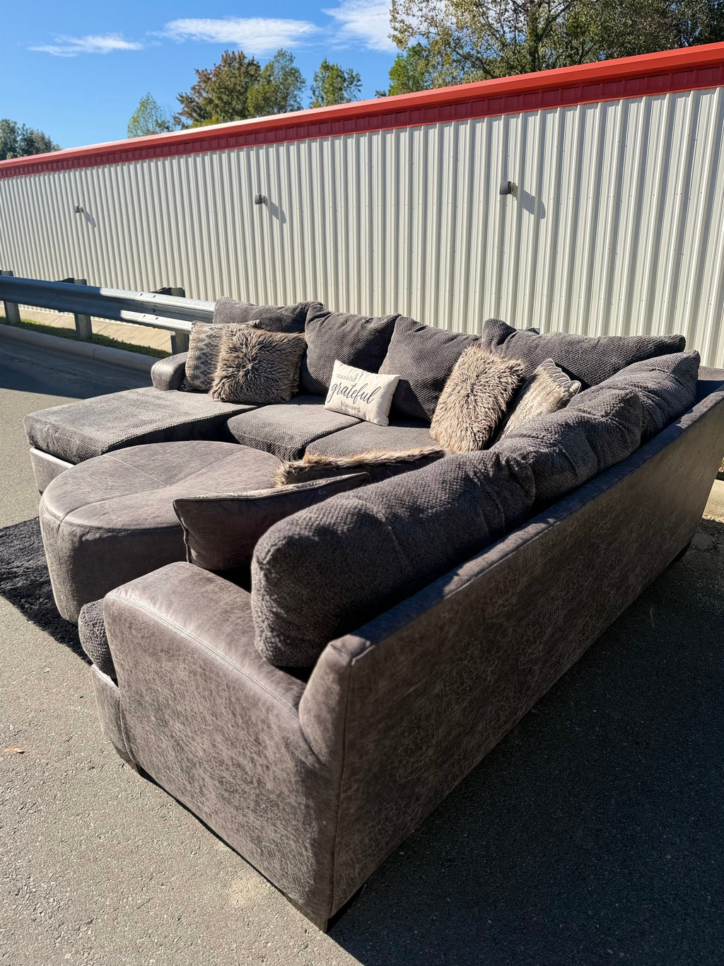 Ashley Two-Tone U-Shape Sectional, photo 4