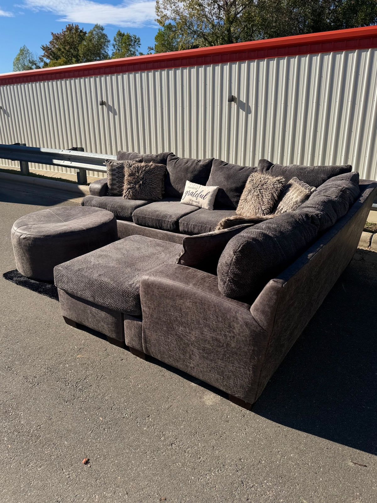 Ashley Two-Tone U-Shape Sectional, photo 9