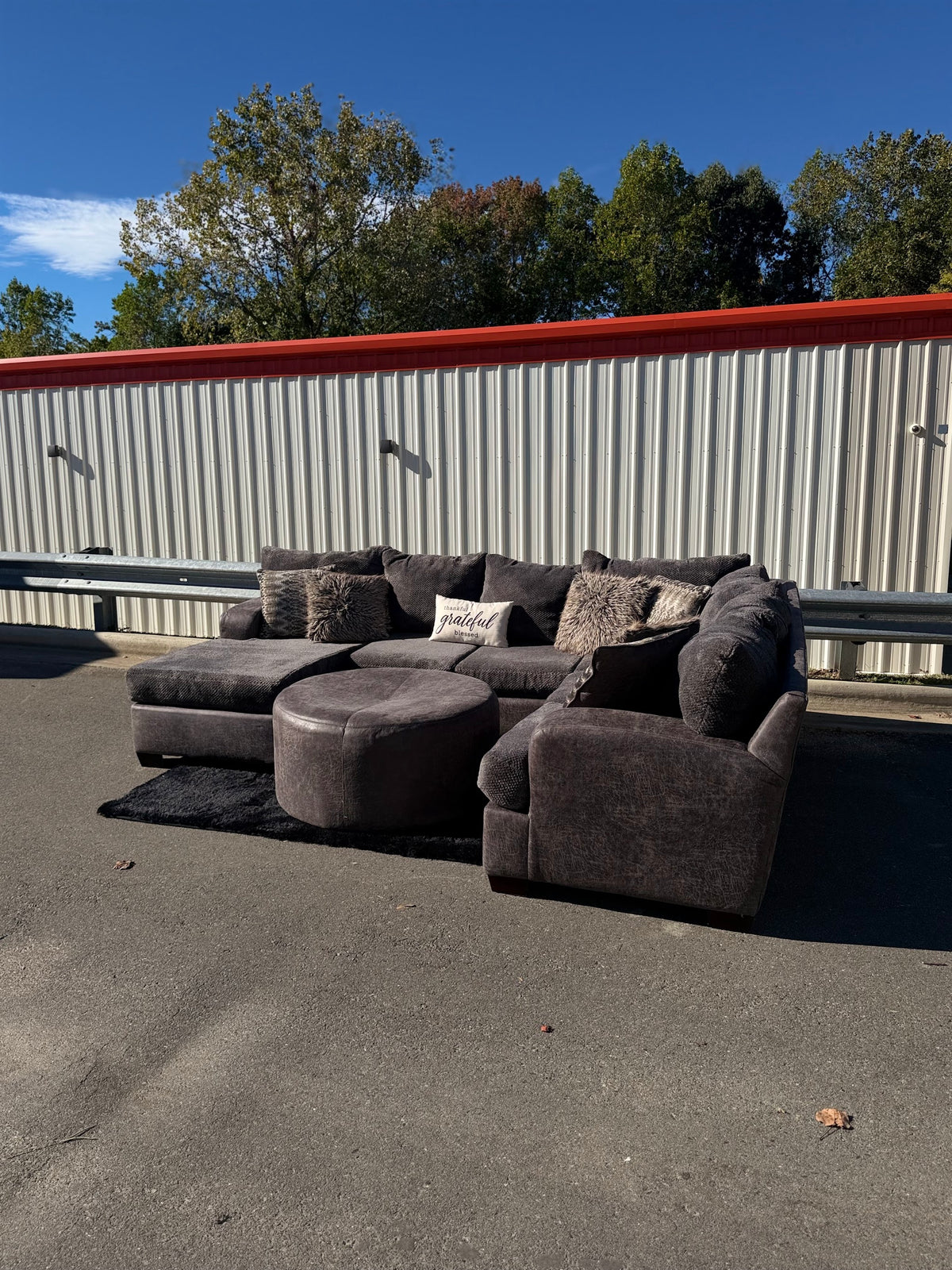 Ashley Two-Tone U-Shape Sectional, photo 2